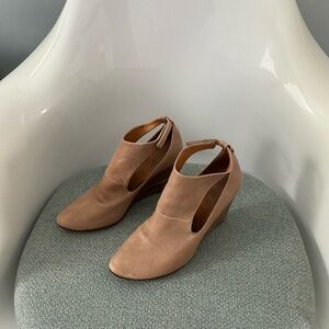 COCLICO Tan Wedge Shoes. Size 38.5